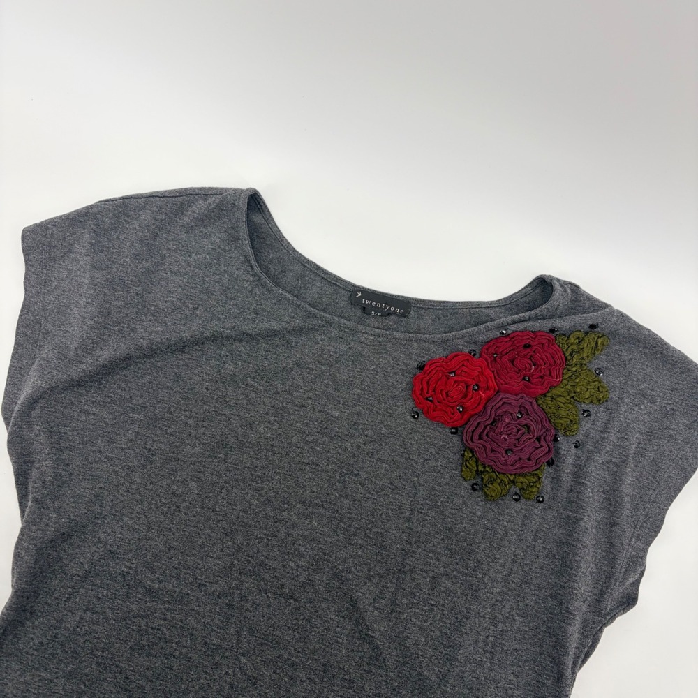 Twentyone Floral Applique T-Shirt Women Small Gray Beaded‎ Short Sleeve Top